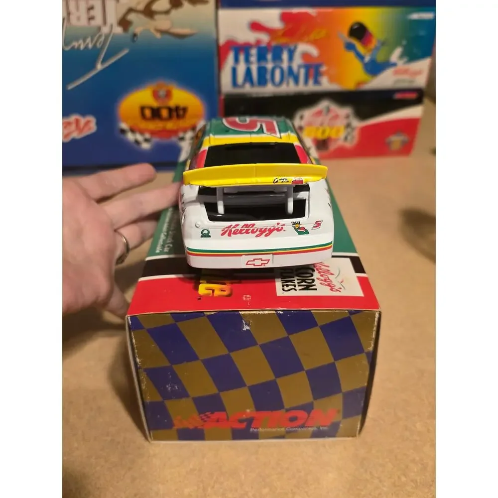 Terry Labonte #5 Kellogg's Corny 1998 Monte Carlo 1/24 Action Bank Nascar